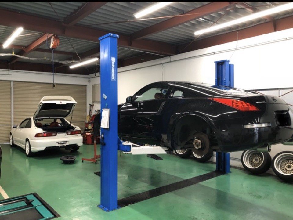 あきる野車検センターの自社整備ピット。2柱リフトで点検・整備