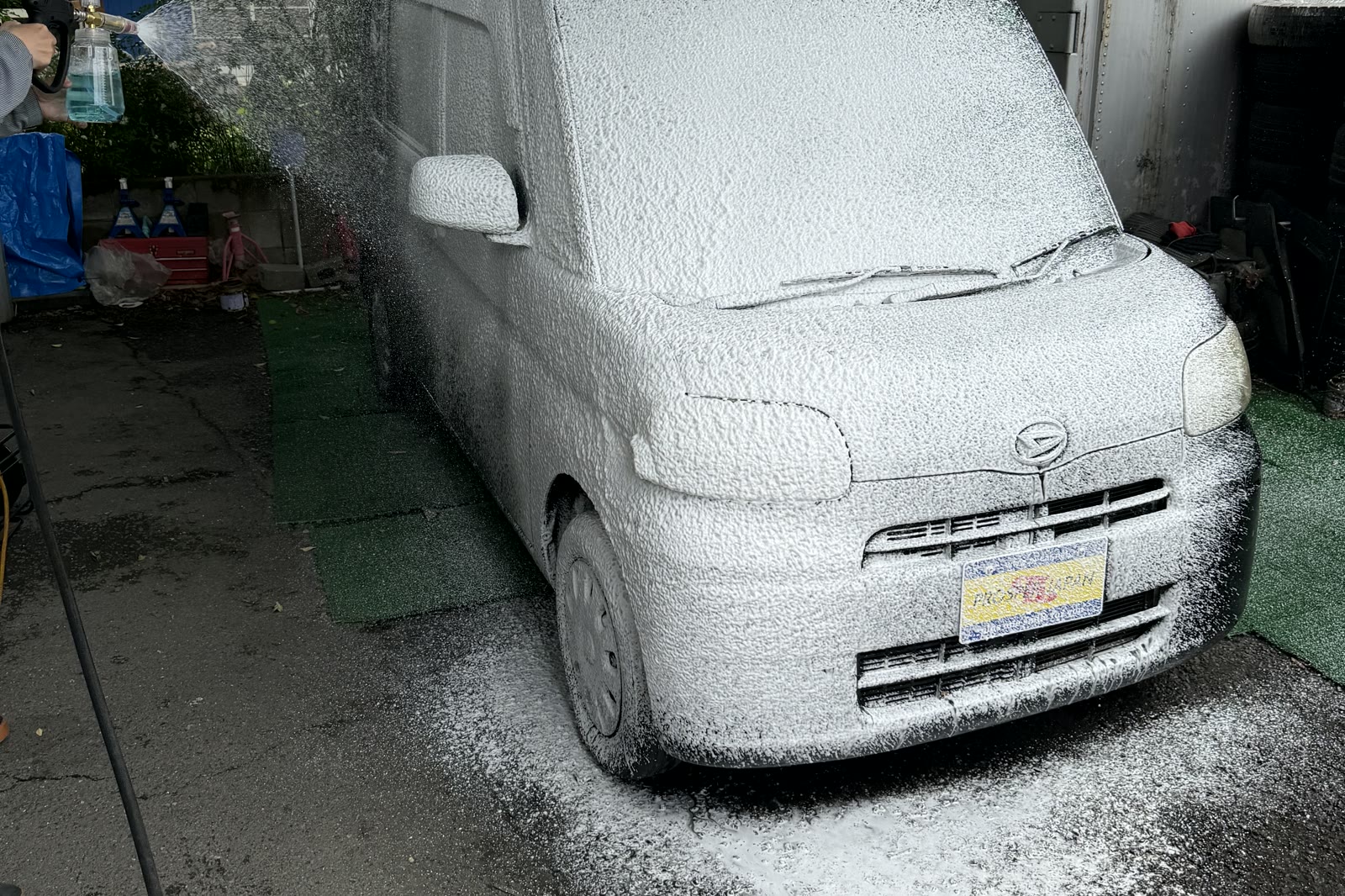 タント 施工|濃密な泡で車全体を包み込む泡洗浄